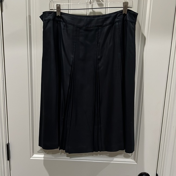 EUC Kenneth Cole Black Silk Pleated Flowy Skirt Lined Side Zipper Wednesday - Picture 4 of 5